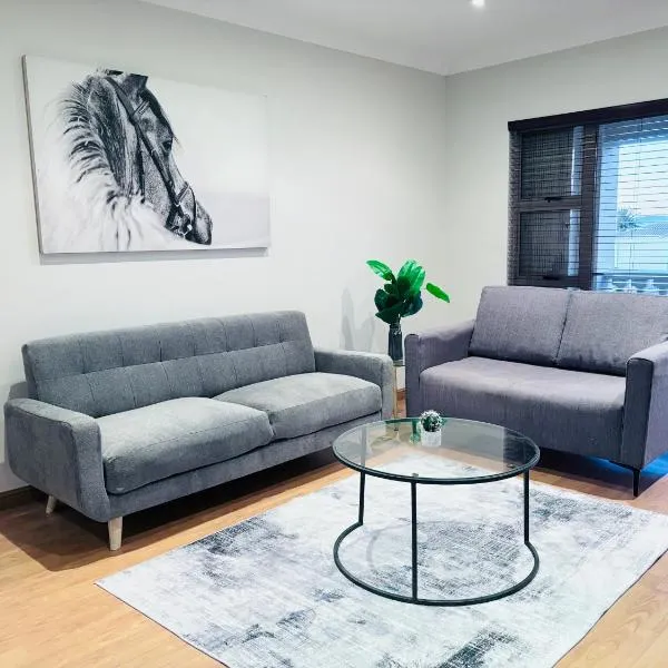 Spanish Charm in the Heart of Century City Stylish Stay Near Canal Walk!, hotel in Cape Town