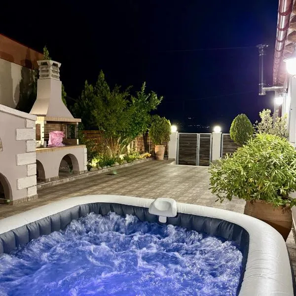 Villa Asterousia with Heated Jacuzzi, BBQ & Lounge: Stérnai şehrinde bir otel
