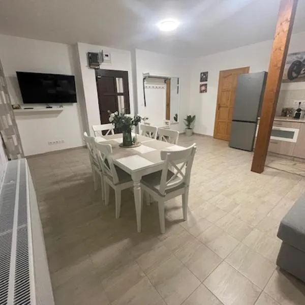 Taverna Apartman 2, hotel in Monor