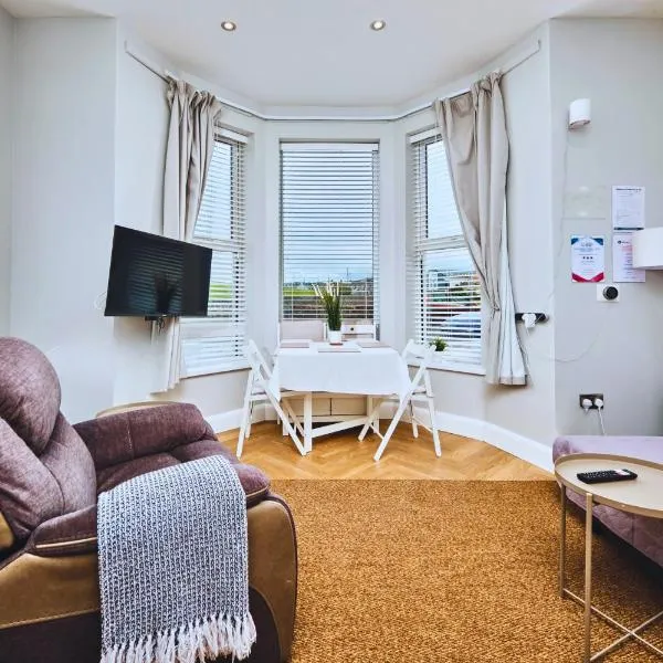 West Beach 1 - dog friendly - Portrush by the Sea, hotel in Portrush