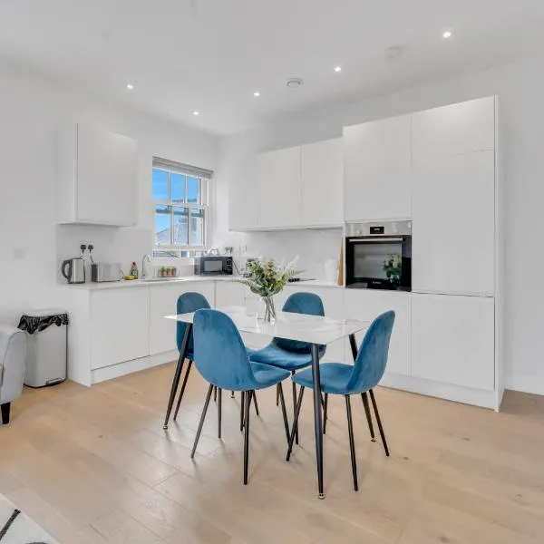 Modern Cosy 2 bed apartment, Smart TV & NETFLIX with private balcony and city view, hotel sa London