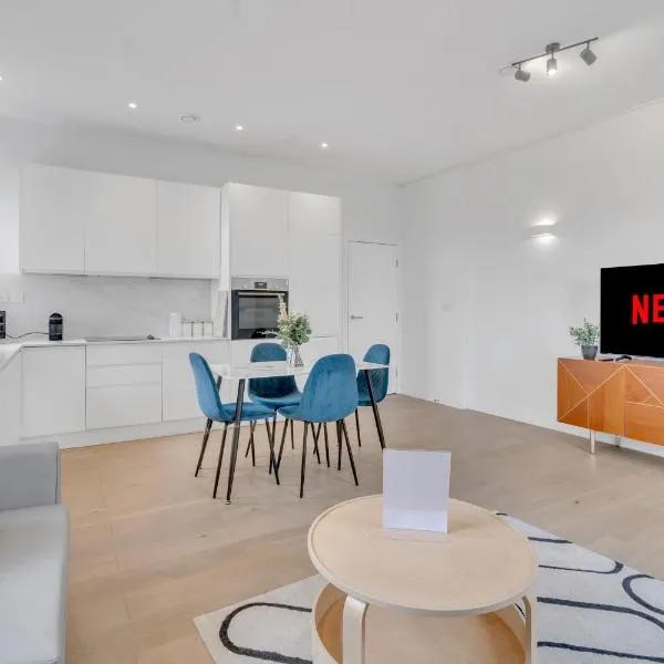 Modern Cosy 2 bed apartment, Smart TV & NETFLIX with private balcony and city view, hotel in London