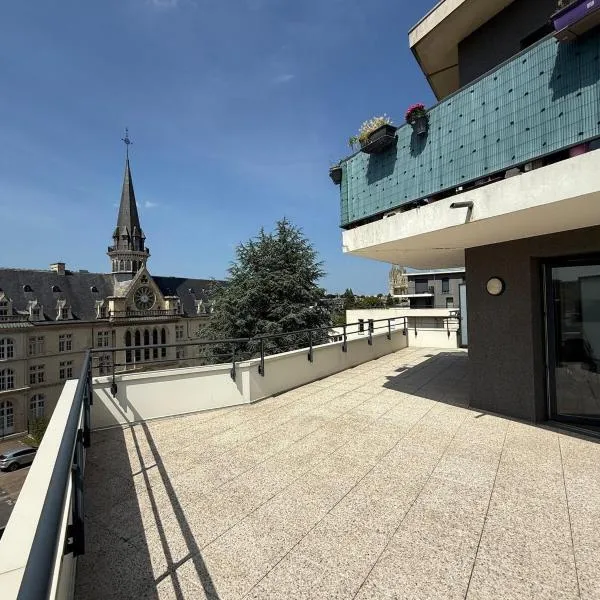 Renovated studio with 50 m2 terrace、カーンのホテル