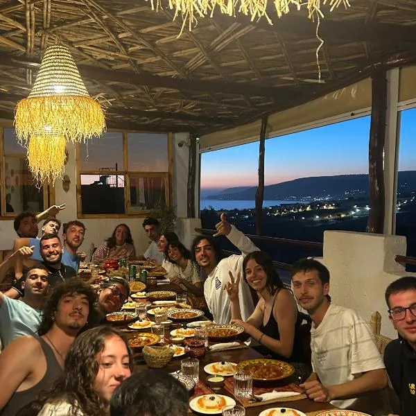 RED CARPET SURF CAMP - Traditional Moroccan GuestHouse With Stunning Views, hotel v destinaci Tamraght Ouzdar