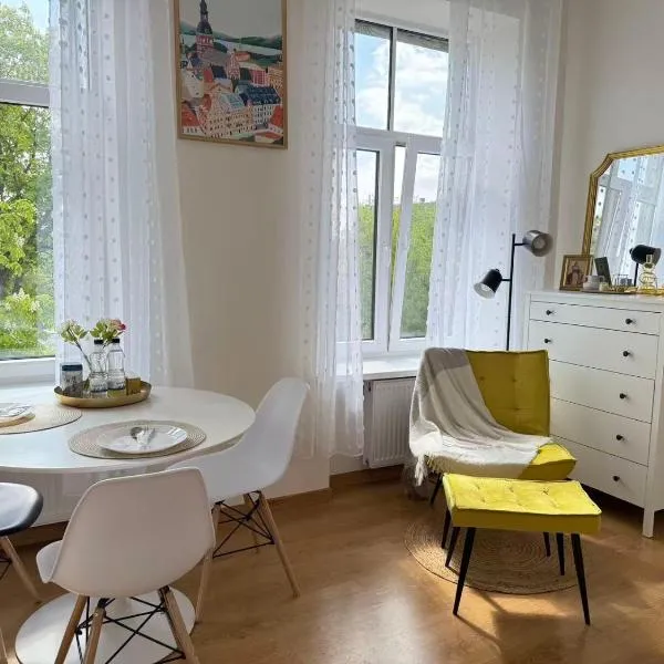 Light&Linen Nest Riga with FREE Backyard Parking - near Old Town!، فندق في ريغا