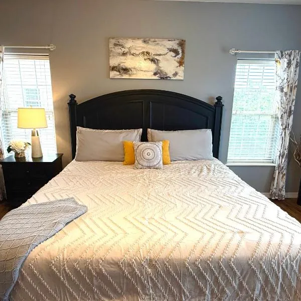 Lakefront and Lake View Condo on Indian Point, hotel in Branson