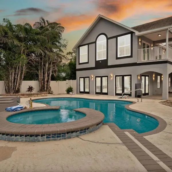 Luxury Waterfront Villa Heated Pool & Gameroom, hotell i Tampa