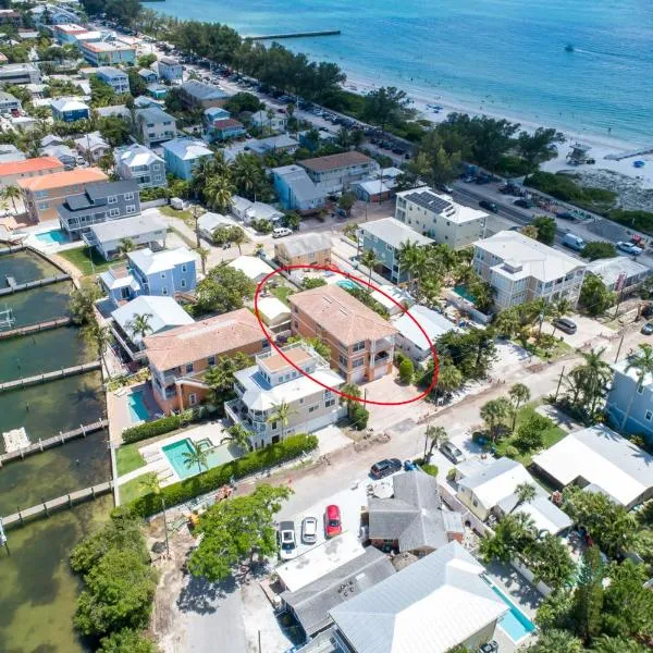 Hibiscus Hideaway Condo Walk To Historic Bridge St, hotel i Bradenton Beach