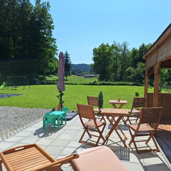 Vila Pohoda Javorníky s rozľahlým pozemkom, hotel in Makov