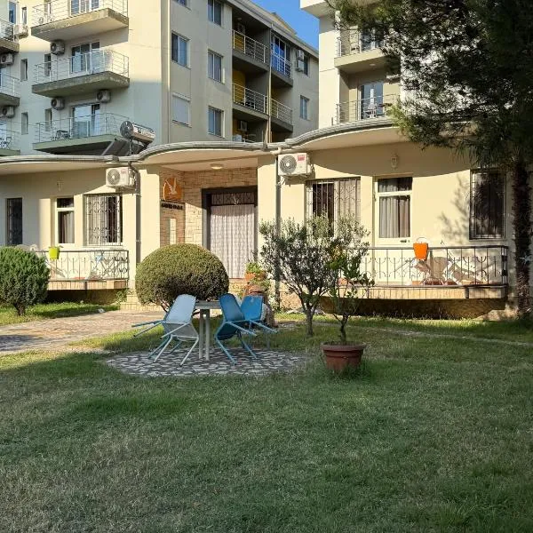 Guroal Holiday House, hotel v mestu Shëngjin