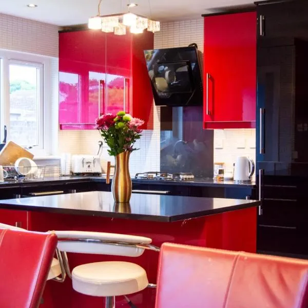 Spacious Three Bedroom Detached Bungalow in Dundee with large Gardens, hotel a Dundee