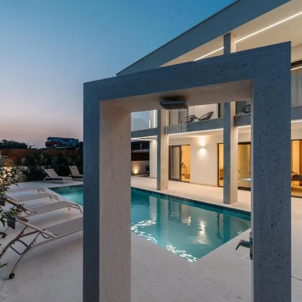 NEW 2025 Villa Nikante with heated pool, hotel v Turanju