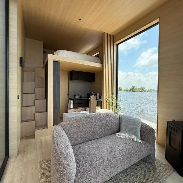 Winter Getaway Houseboat Stay Romantic, hotel em Monnickendam