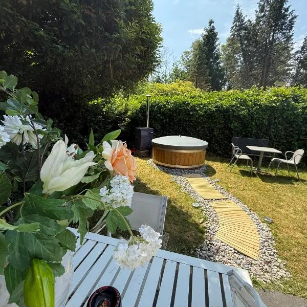 Romantic Veluwe Chalet with Private Hot Tub and Fully Fenced Garden, hotel em Voorthuizen