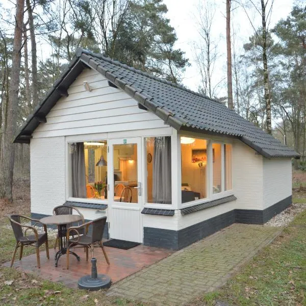 Completely detached bungalow in a nature-filled park by a large fen, hotel a Stramproy