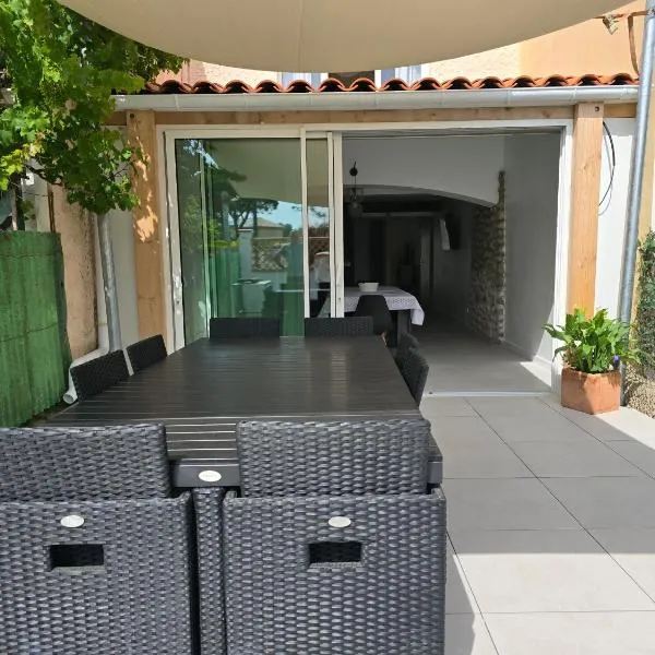 Maison avec extérieur à 150 mètres de la plage - 4 chambres climatisées, hotel a Saint-Cyprien-Plage
