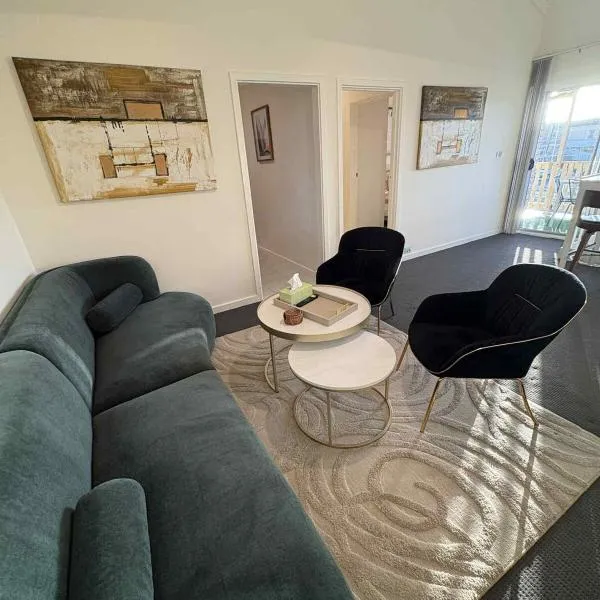 BEACHSIDE UNIT WITH OCEAN VIEWS West Beach, hotel in West Beach