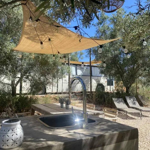 Glamping Algarve Olive Tree Lodge, מלון בNora