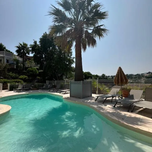 Villa Stella-Jacuzzi, Piscine, Calme-Parking, hotel in Les Issambres