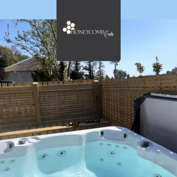 CORN FLOUR LODGE at PITKERRO MILL, 3 double bedrooms with TVs, 1 en-suite, 2 further bathrooms, fully equipped kitchen, large family dining area, FREE parking and WiFi, HOT TUB, private garden, short mid and longterm stays available with HONEYCOMB HOSTS, hotel in Dundee