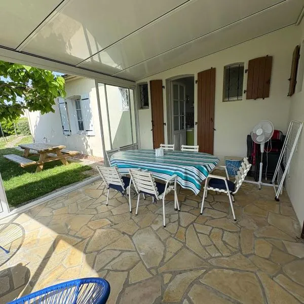 Maison 6,8 pers a proximité des plages, hotel in Saint-Michel-en-lʼHerm