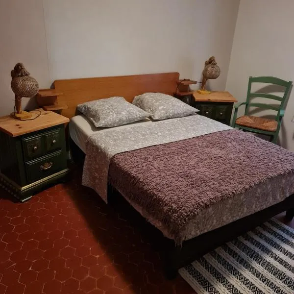 Baieta Chambre rouge, hôtel à Moulinet