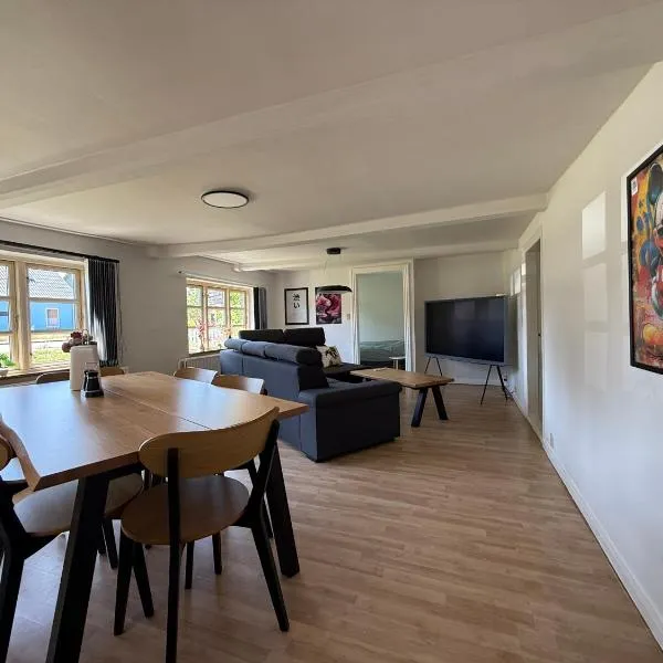 Charming half-timbered house near Fermen & Puttgarden & Lalandia, hotell sihtkohas Holeby
