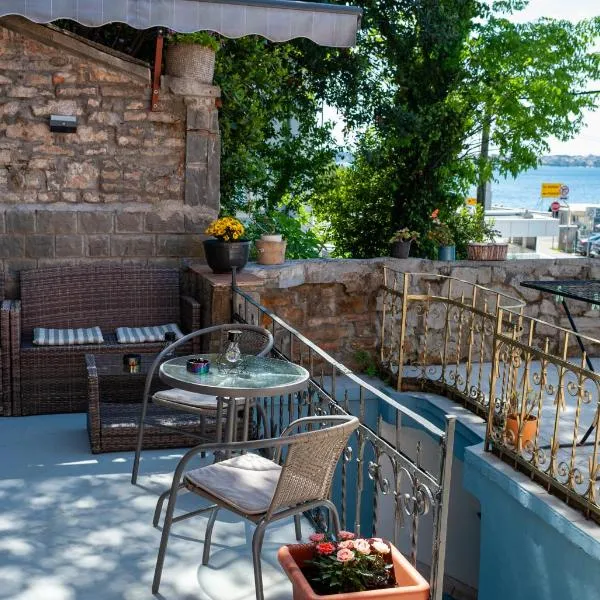 Cosy studio by the beach, hotel in Piran