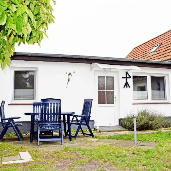 Ferienhaus in Plogshagenauf Hiddensee, Hotel in Neuendorf