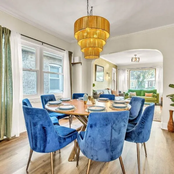 Sleeps 10 + Coffee bar + Game Room + Train to CHGO, מלון בBrookfield