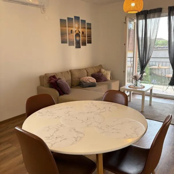 Apartment KIM, hotel a Turanj (Torrette)