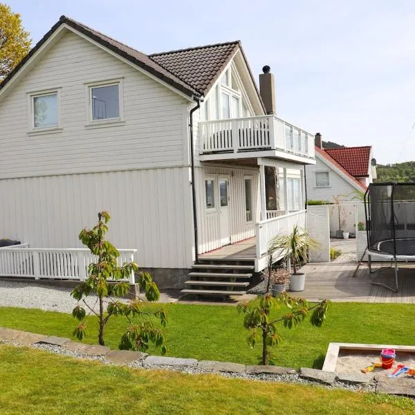 New apartment close to Preikestolen, hotel v destinaci Strand