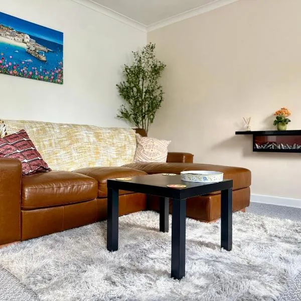 No23 - Bright & spacious 2nd floor flat - PET friendly - Noon check out, hotel in Stanwix