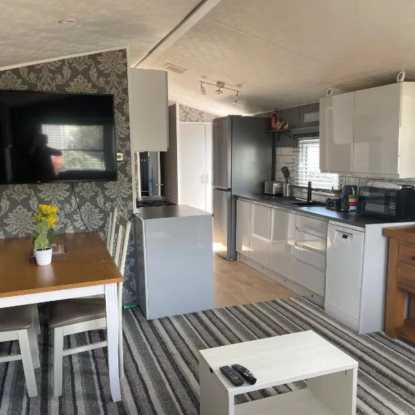 Tingdene caravan park, hotelli kohteessa Gunton