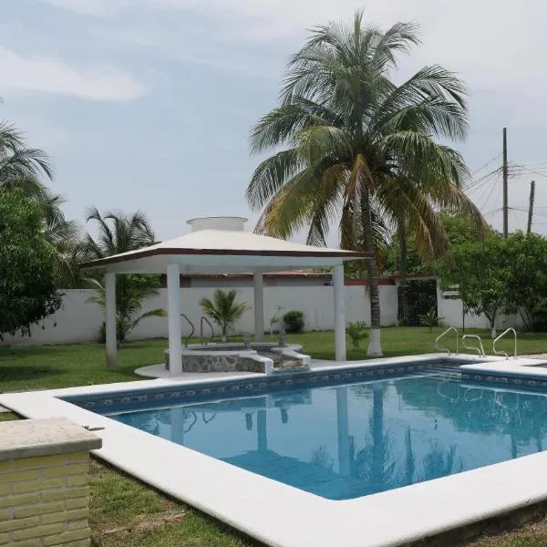 Casa, alberca privada y jardín, hotel in Tecolutla