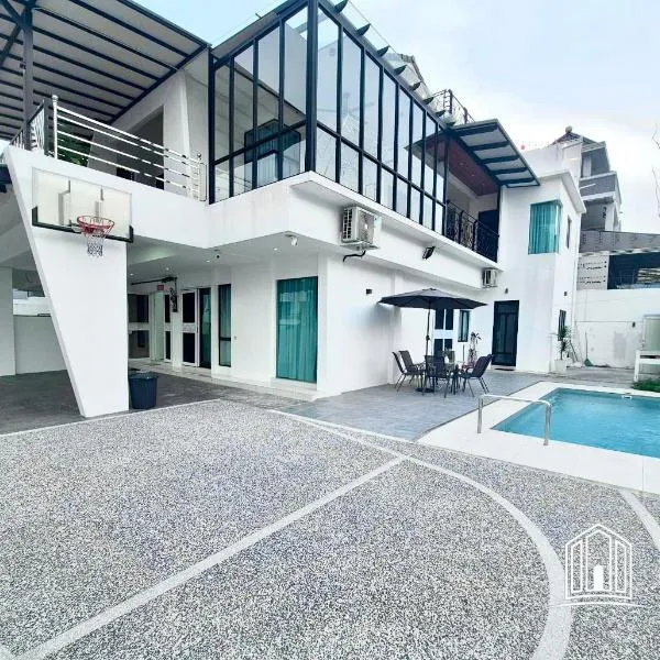Ipoh Lahat Mines Private Pool Lake Villa by IWH Suites, hotel in Lahat