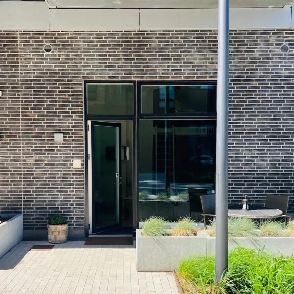 Exclusive Aalborg Harbourfront Apartment with Private Entrance, hotel v destinaci Aalborg