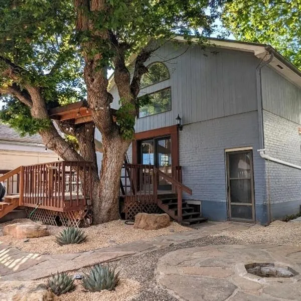 Mountain Jungalow Chalet, 3 min walk to Royal Gorge Train, khách sạn ở Canon City