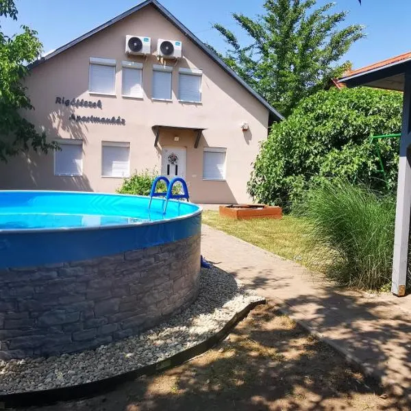 Rigófészek Apartmanház, hotel di Gárdony