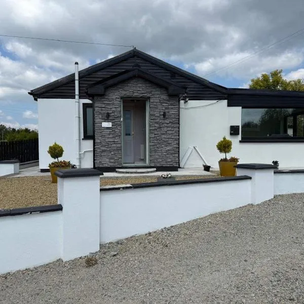 Cherry Chirp Cottage in County Fermanagha, hotel a Garrison