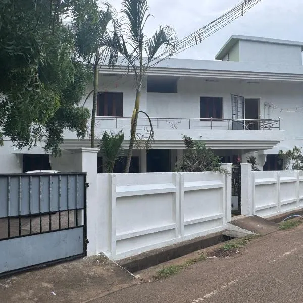 White Pearl Homes, hotel in Kuttālam