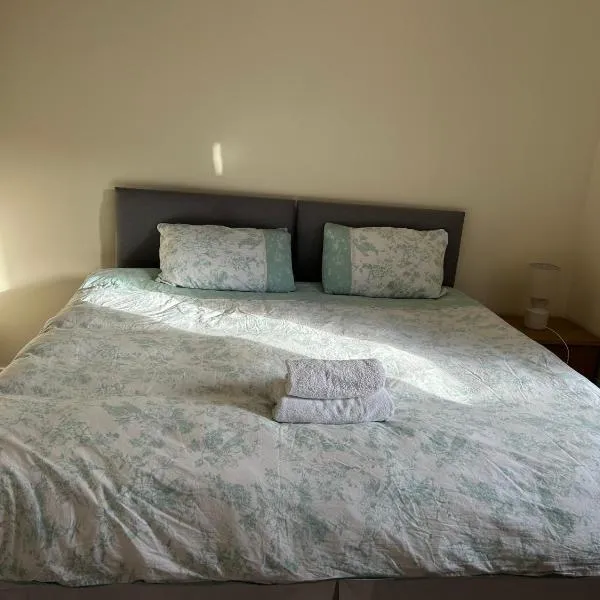 Spacious room close to tram, hotel en Edimburgo