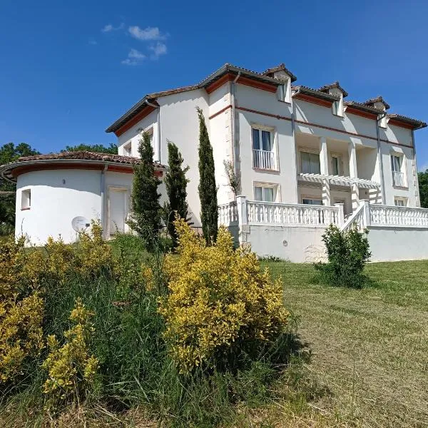 Le Charme des Bastides, hotel v destinaci Castelnau-de-Montmiral