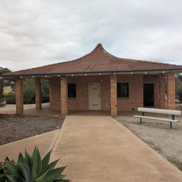 Wongan Hills Caravan Park and Motel, hotel in Wongan Hills