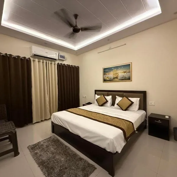 Hotel Pear, hotel v destinaci Haldwāni