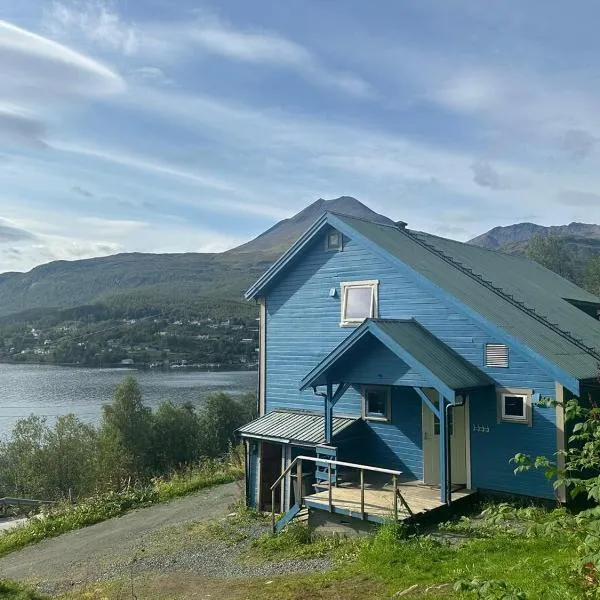 Lyngen Blue House, hotel in Lyngseidet
