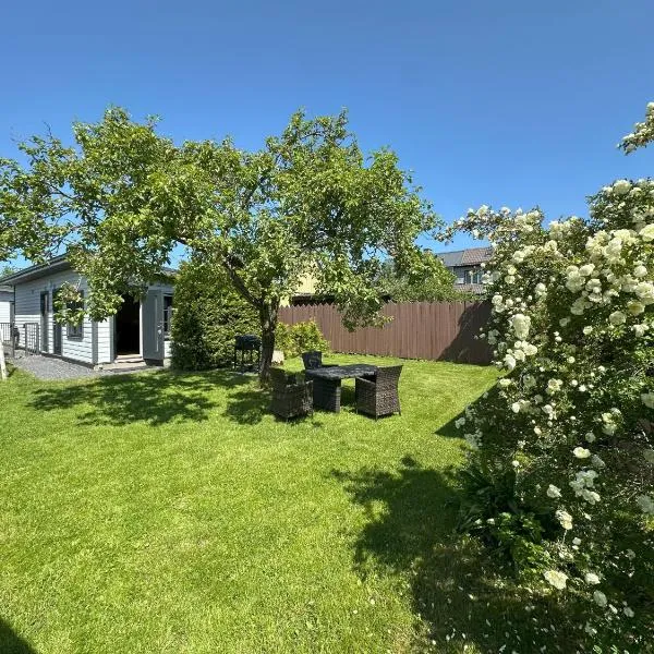 Karjamaa Garden Bungalows Free parking and coffee, hotel v destinaci Pärnu