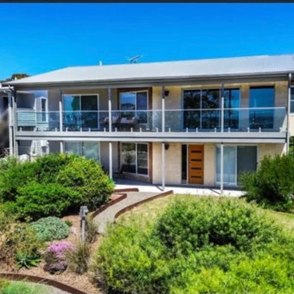 Emu Bay Bliss 'sweeping ocean views', hotel in Emu Bay
