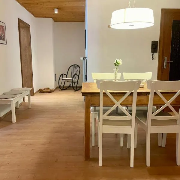 Wohnung im Landhaus - mit Terasse & Bachlauf، فندق في Trösel