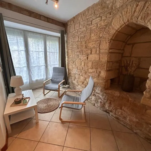 Petite maison au pied du château, hotel em Salignac Eyvigues